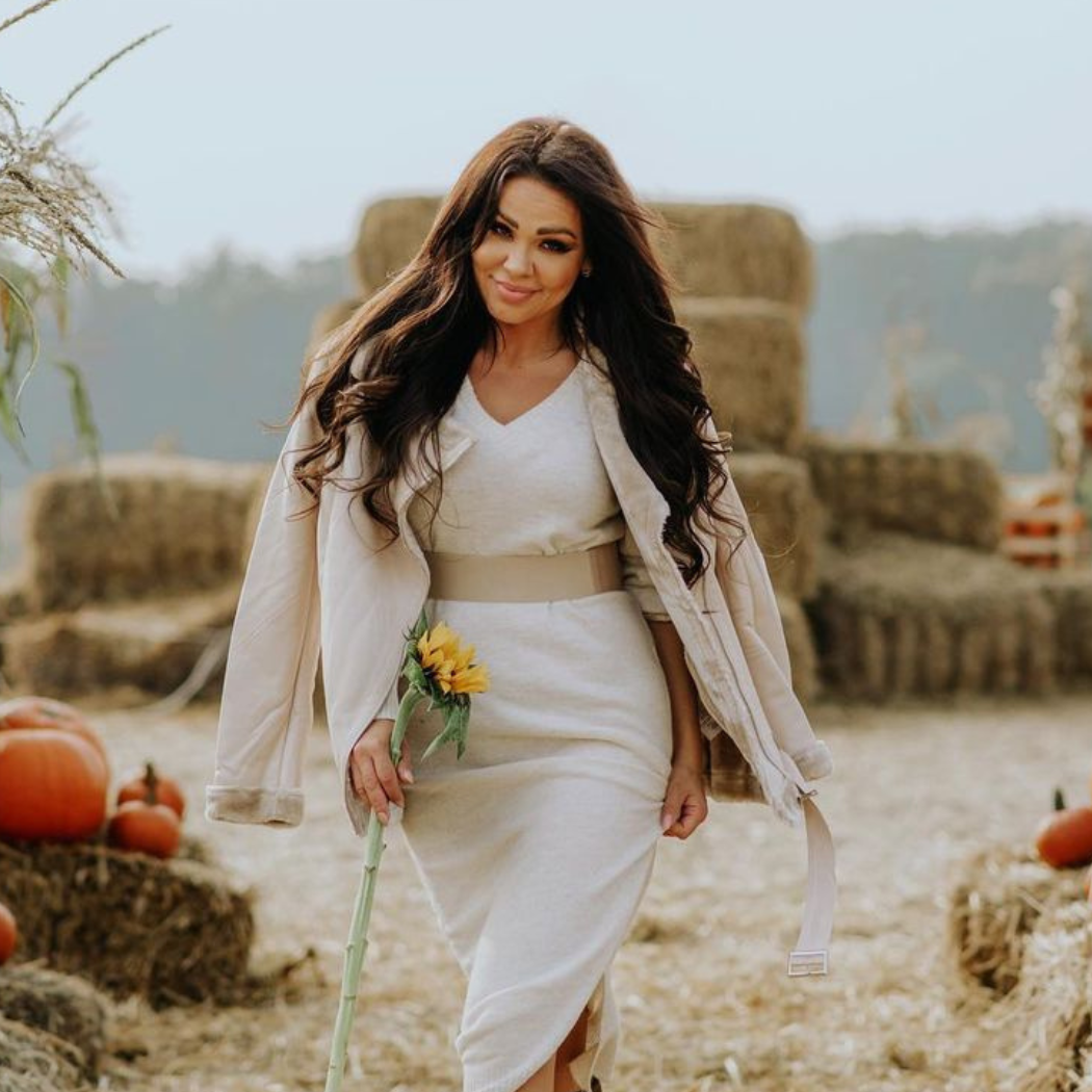 Nowa moda na Instagramie – znane „jesieniary" robią sobie sesje na farmach dyniowych. Zobacz stylówki Wendzikowskiej i Bomby